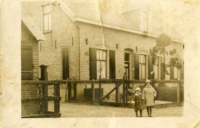 21-306 Twee kinderen op de straat voor de boerderij van de familie P. Groeneveld-van Loon. Vlnr: 1. Neel Groeneveld, 2. ...