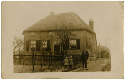 21-316 Hendrik Groeneveld met zijn dochters Jenny en Liesje voor hun woning genaamd 't Hof