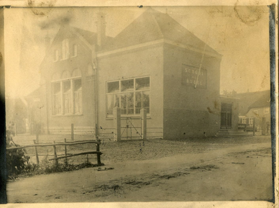 21-320 Het gebouw van de christelijke lagere school.