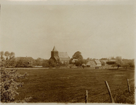 21-325 Het dorp met de kerk en enkele huizen gezien vanaf de dijk.