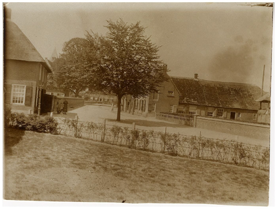 21-327 Straatgezicht met lindenboom, op de achtergrond is de kerk nog zichtbaar.