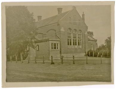 21-329 Het gebouw van de christelijke lagere school.