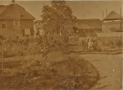 21-332 Kruising Dorpstraat - Dijkstraat - Heust. Het huis links is de oude bakkerij, Dorpstraat 1 . De boerderij rechts ...