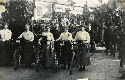 21-358 Een grote groep mensen met fietsen, versierde wagens tijdens een optocht ter gelegenheid van het ...