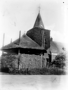 18-17003 N.H. Kerk met op voorgrond een hooiberg