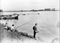 17-17001 Jongens vissen in de Waal