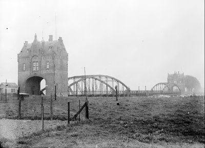 16-17001 Poortgebouw brug Heusdenskanaal Bommelerwaardse zijde