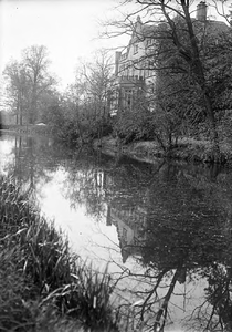 19-17025 Achterzijde van het Slot met gracht.