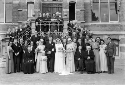 4-17016 Huwelijk Kras - Laheij, groepsfoto voor gemeentehuis Kerkdriel aan het mgr. Zwijsenplein