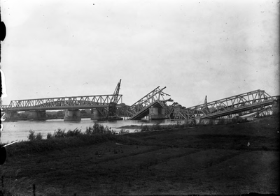 22-17111 Verwoeste spoor- en verkeersbrug