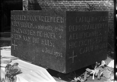 4-17048 Eerste steenlegging katholieke kerk, tekst in steen: De steen door vreemden verworpen, 11 november 1944 is ...