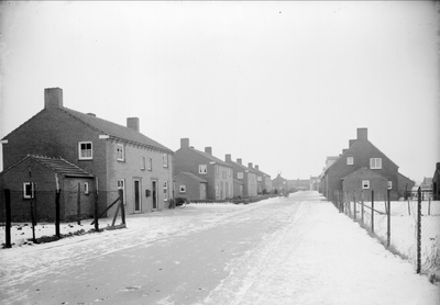 4-17056 Reeuwijkstraat, vanaf Wellsedam richting Hogesteeg met sneeuw bedekt