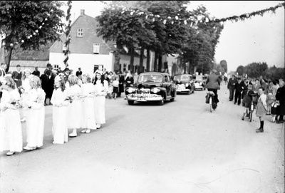 10-17022 Processie / optocht ter gelegenheid van de Inzegening van de nieuwe katholieke kerk trekt door de Voorstraat