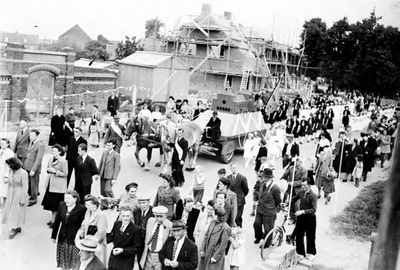 10-17023 Processie / optocht ter gelegenheid van de inzegening van de nieuwe katholieke kerk trekt door de Voorstraat