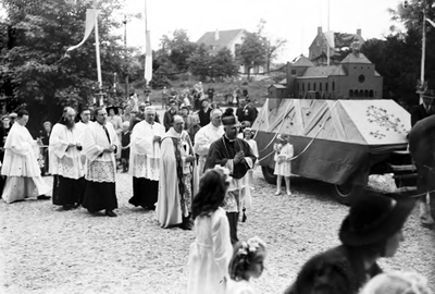 10-17026 Processie / oprocht ter gelegenheid van de Inzegening van de nieuwe katholieke kerk