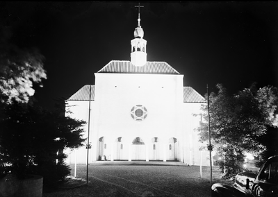 10-17027 Exterieur katholieke kerk, verlicht