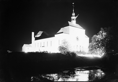 10-17028 Exterieur katholieke kerk, verlicht