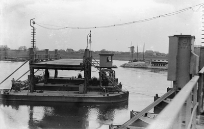 10-17021 Schipbrug met geopend deel, ca. 1930. Op de achtergrond de molen