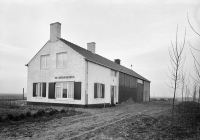 10-17035 Boerderij De Broekheuvel in de Bommelerwaard (waarschijnlijk te Hedel), ontworpen door architect Kuindersma te Hedel