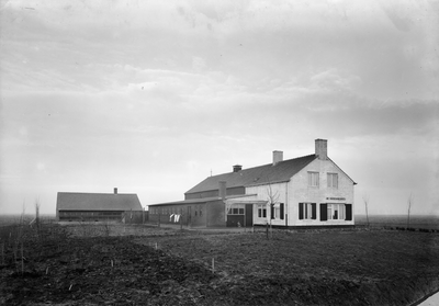 10-17036 Boerderij De Broekheuvel in de Bommelerwaard (waarschijnlijk te Hedel), ontworpen door architect Kuindersma te Hedel