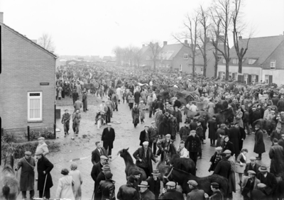 10-17052 Paardenmarkt, hoek Voorstraat en links de Molenstraat