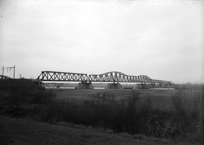 10-17054 Spoorbrug bij Hedel