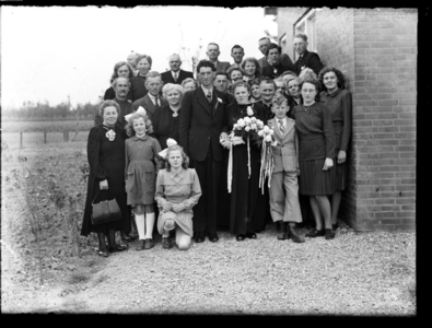 14-17038 Huwelijk van M.J. Verhoeven en C.M. van Nistelrooij, bruidspaar met familie