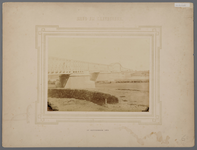 10-1271 Bouw spoorbrug over de Maas, brug klaar, doorgraven van de rivier onder de brug