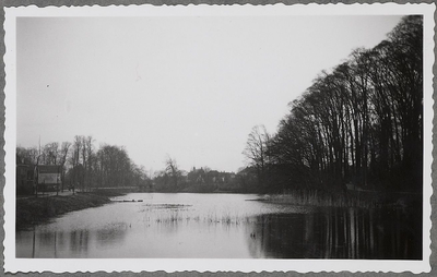 22-8278 Hoogwater in de buitengracht, zicht op de Sint Maartenskerk