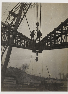 22-8386 Verkeersbrug over de Waal in aanbouw, hijsen van de masten van de drijvende bok. Links M.J. van Nesch, rechts L. Blom