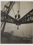 22-8386 Verkeersbrug over de Waal in aanbouw, hijsen van de masten van de drijvende bok. Links M.J. van Nesch, rechts L. Blom
