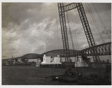 22-8389 Verkeersbrug over de Waal in aanbouw, drijvende bok bij storm