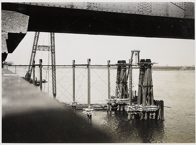 22-8393 Verkeersbrug over de Waal in aanbouw, uittrekken damwand schermen