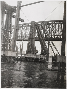 22-8396 Verkeersbrug over de Waal in aanbouw, Oprichten van de bovenpalen in de noordelijke overspanning