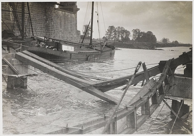 22-8397 Verkeersbrug over de Waal in aanbouw, 'splinters' uit de kraan gevallen juk van de noorderlijke overspanning