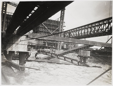 22-8398 Verkeersbrug over de Waal in aanbouw, 'splinters' uit de kraan gevallen juk van de noorderlijke overspanning