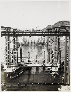 22-8399 Verkeersbrug over de Waal in aanbouw, zuidelijke overspanning