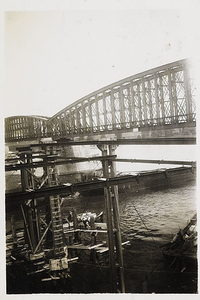 22-8402 Verkeersbrug over de Waal in aanbouw, zuidelijke steiger