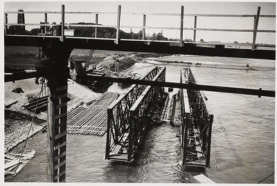 22-8408 Verkeersbrug over de Waal in aanbouw, benedenstroomse montagebrug wordt aangevoerd