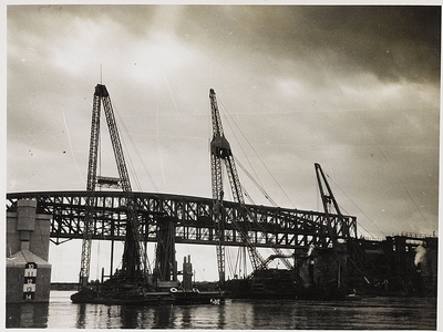 22-8416 Verkeersbrug over de Waal in aanbouw, montagebrug opgelegd, benedenstrooms gezien