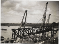 22-8417 Verkeersbrug over de Waal in aanbouw, montagebrug opgelegd gezien vanaf de bovenrand van de spoorbrug