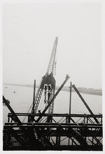 22-8427 Verkeersbrug over de Waal in aanbouw,