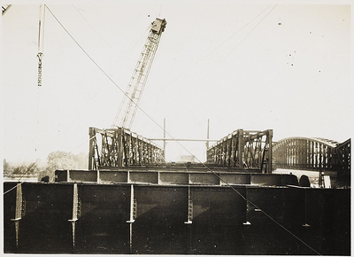 22-8428 Verkeersbrug over de Waal in aanbouw,