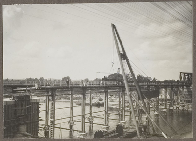 22-8435 Verkeersbrug over de Waal in aanbouw, het uitleggen van de onderranden in de noordelijke overspanning