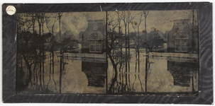 19-1576 Zicht op de openbare lagere school tijdens de 2e watervloed in maart 1861 na de watersnood in januari 1861.