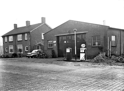 1100225 Garage Van Leeuwen met Esso-benzinepomp.