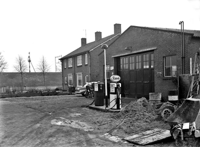 1100226 Garage Van Leeuwen met Esso-benzinepomp.