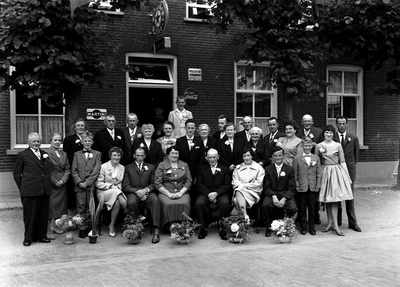 1100237 Bruiloft 25 jarig jubileum familie v. Uitert, Achterstraat 3, bij de Roode Leeuw aan de Mr La Grostraat.