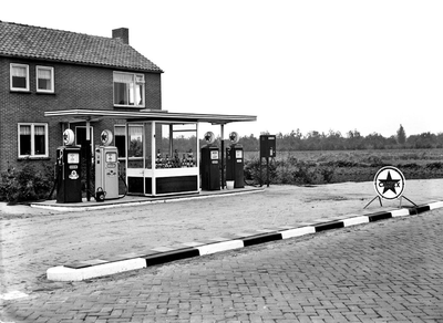 1100244 Benzinestation, firma van Eeuwijk.
