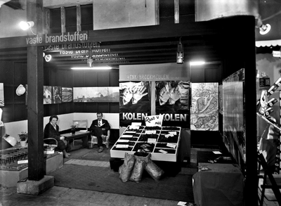 1100253 Tentoonstelling middenstand,stand H. Broekmeulen